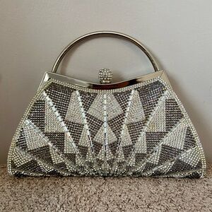 Elegant Silver Rhinestone Clutch